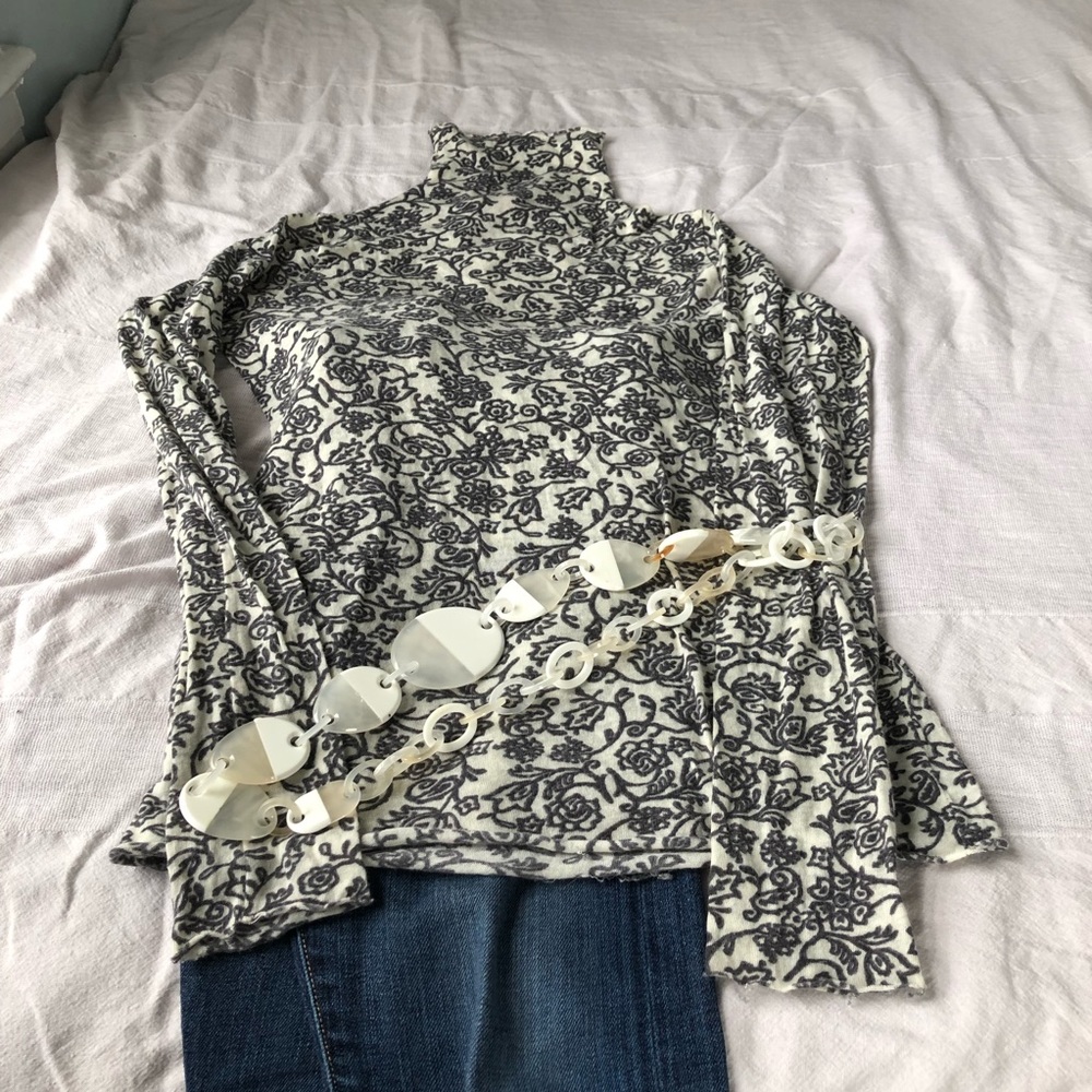 Patterned light weight turtleneck.